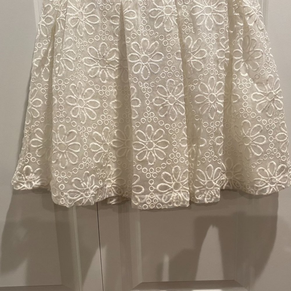 Bebe White Floral Circle Skirt w Back Zip Closure Size Medium - Picture 4 of 8